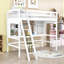 Lit mezzanine simple en bois avec tablettes, bureau, échelle et garde-corps-416537896