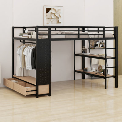 Lit mezzanine avec garde-robe, tablettes de rangement et panneau perforé