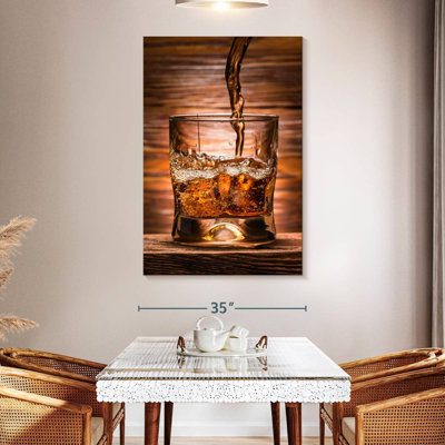 Yarlin whisky coulé sur verre