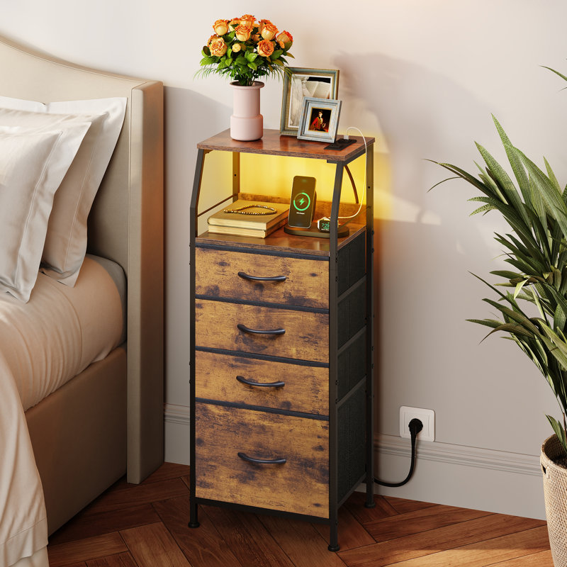Table de chevet haute 4 tiroirs 37 po avec station de charge et lumières DEL Gwytha, table de chevet moderne avec prises CA et USB intégrées, table de chevet avec tablettes de rangement ouvertes pour la chambre à coucher