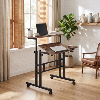 Bureau mobile réglable en hauteur pour ordinateur portable avec prise électrique, bureau d'ordinateur à roulettes avec 3 prises secteur et 2 ports USB, poste de travail inclinable sur roulettes pour bureau à domicile, brun rustique