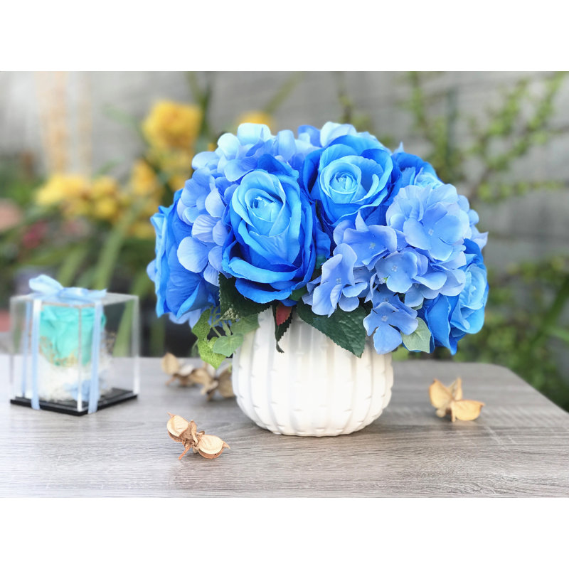 Agencements de fleurs mélangées artificielles en vase, Bleu