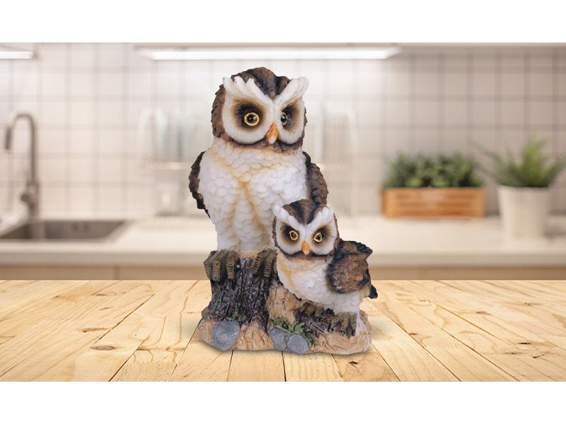 Figurine H 4 po avec bébé debout sur un tronc d'arbre