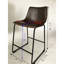 2 tabourets de comptoir en cuir de polyuréthane brun antique antique. Cadre en fer noir. Dimensions: l 18,5 po x P 21,5 po x H 34,5 po. Assise: H 15 po x P 24,5 po, brun. Fabriqué à la main et moulé-1079574433
