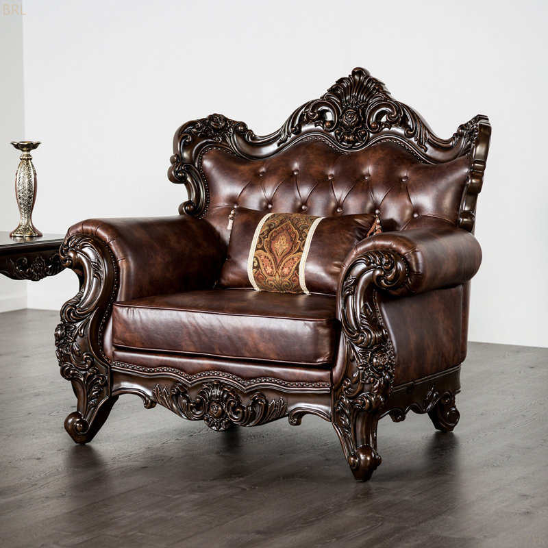 Chaise de style traditionnel cerisier foncé et finition 1 pièce accoudoirs roulés cloutés garniture cloutée touche capitonnée dossier principal salon