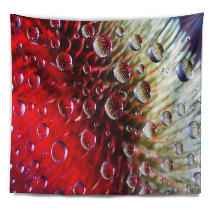 Fleur rouge colorée dans une tapisserie de gouttes de pluie, H 50 po x l 60 po