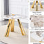 Table ronde de 42 po avec plateau en pierre frittée blanche et pieds en acier inoxydable doré offrant de superbes pieds vitrifiés pour les salles à manger