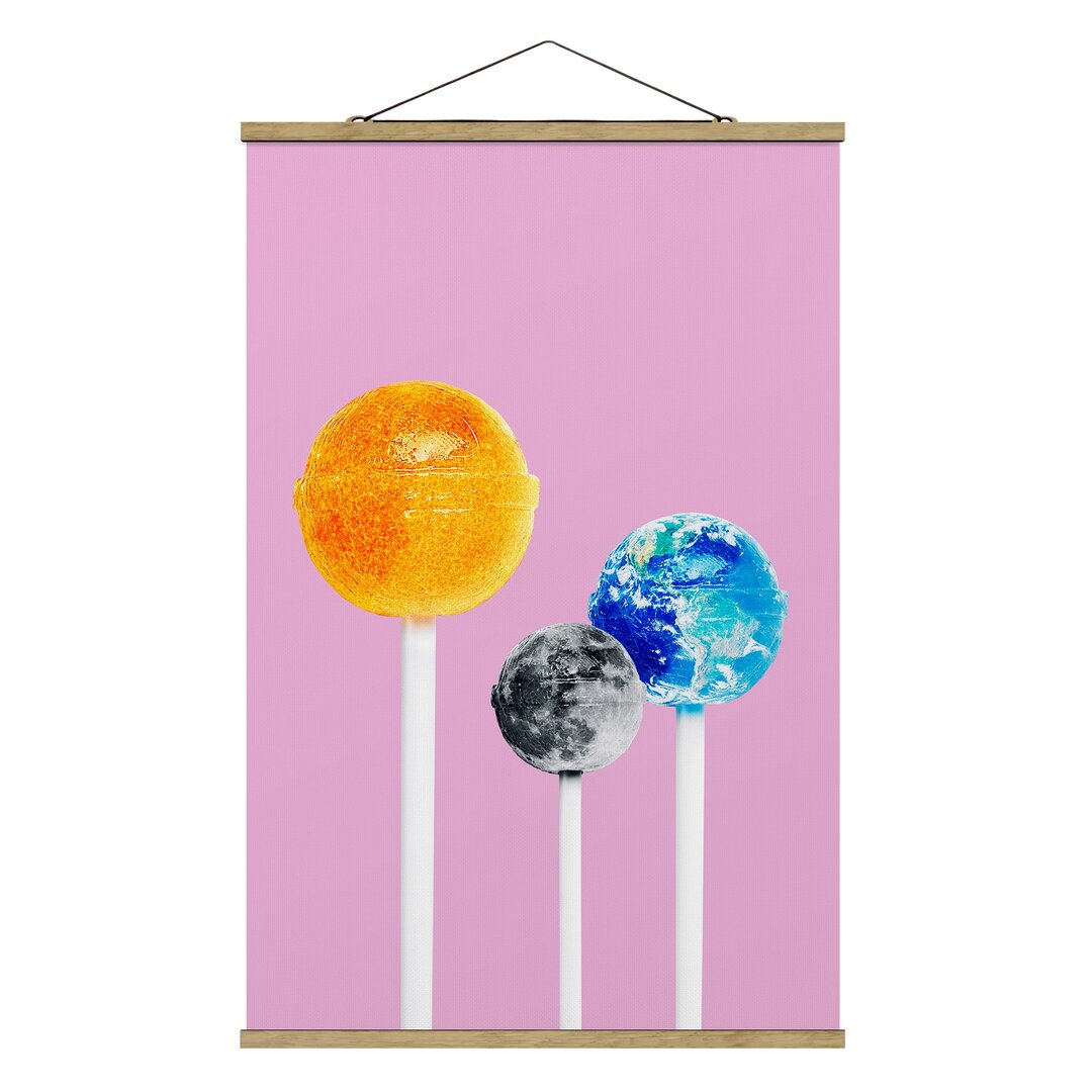 Stoffbild Mit Posterleisten - Jonas Loose - Lollipops Mit Planeten - Hochformat 3:2