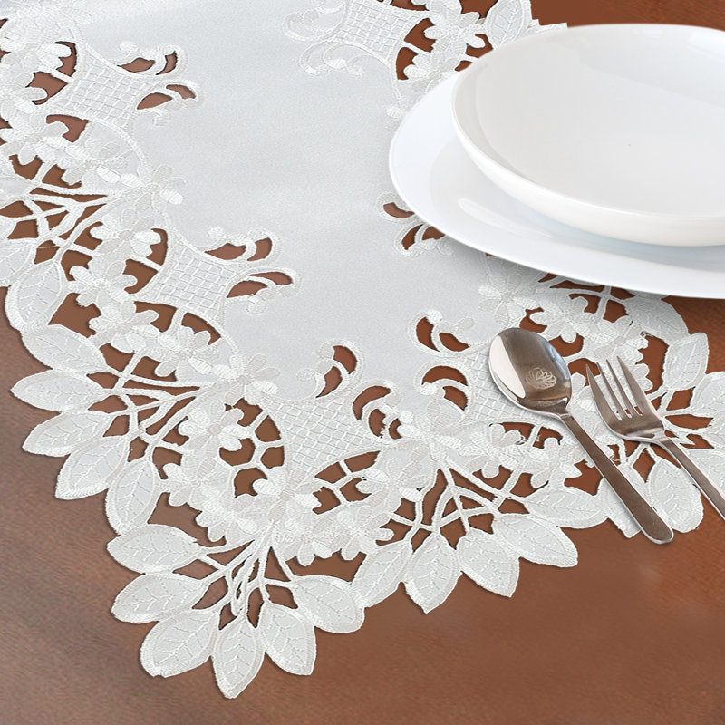 Chemin de table en dentelle blanche avec découpes brodées de la collection Deandra pour table de salle à manger ou décor de Noël