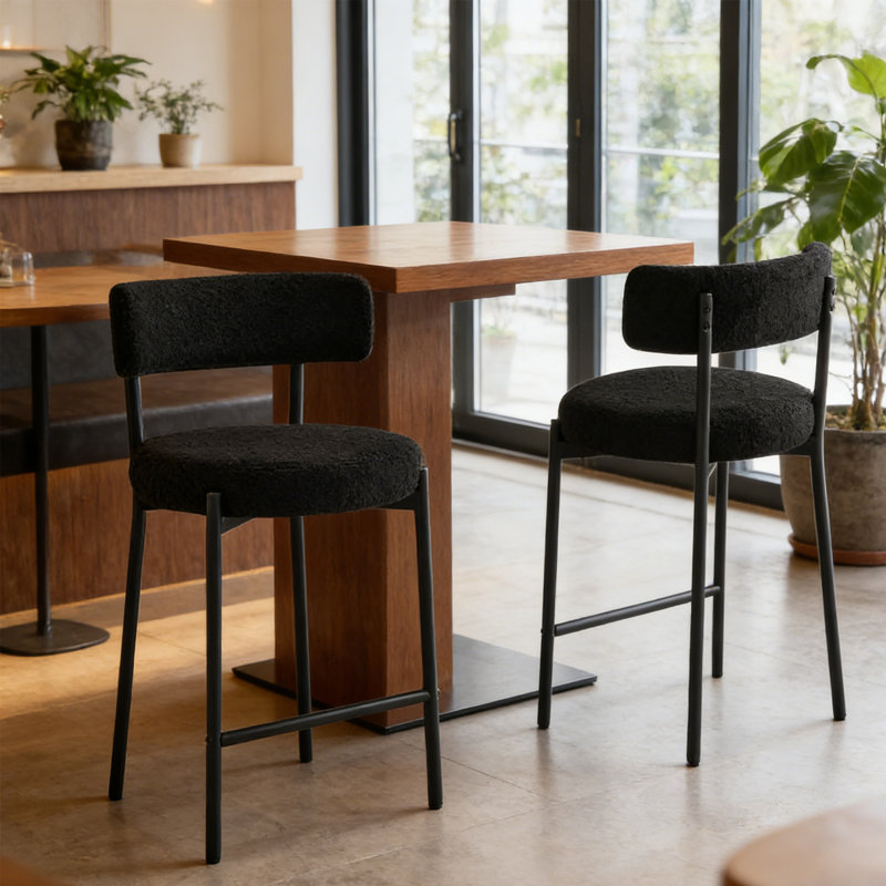 Tabouret 34,25 "H 34,25" avec dossier courbé, Similifourrure noire