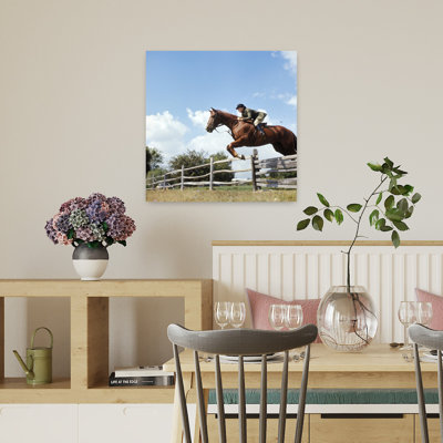 Femme des années 1970, cavalier équestre sautant par-dessus une clôture de rail pendant une course de chevaux steeple, art rétro rétro, forêt de cheval