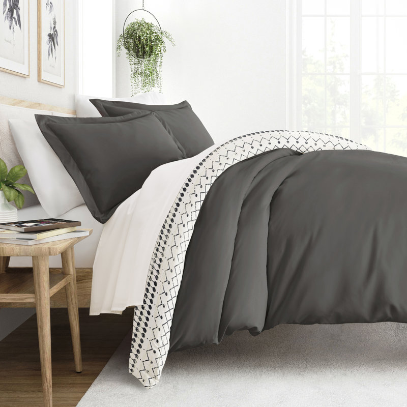 Gray and White Geometric Pattern King/Cal King Duvet Cover Set
