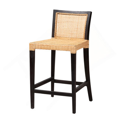 Tabouret de comptoir moderne de style bohémien avec structure en acajou et rotin tissé, conception ergonomique pour une assise confortable.
