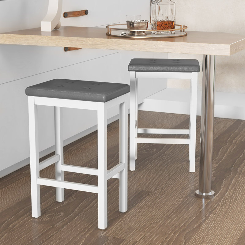 Ensemble de 4 tabourets de bar rembourrés 24 po avec pieds de support en bois massif Ebern Designs, Blanc, Gris