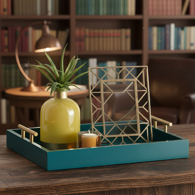 Plateau en bois brossé à poignée dorée, bleu-vert foncé, style Mid-Century moderne.
