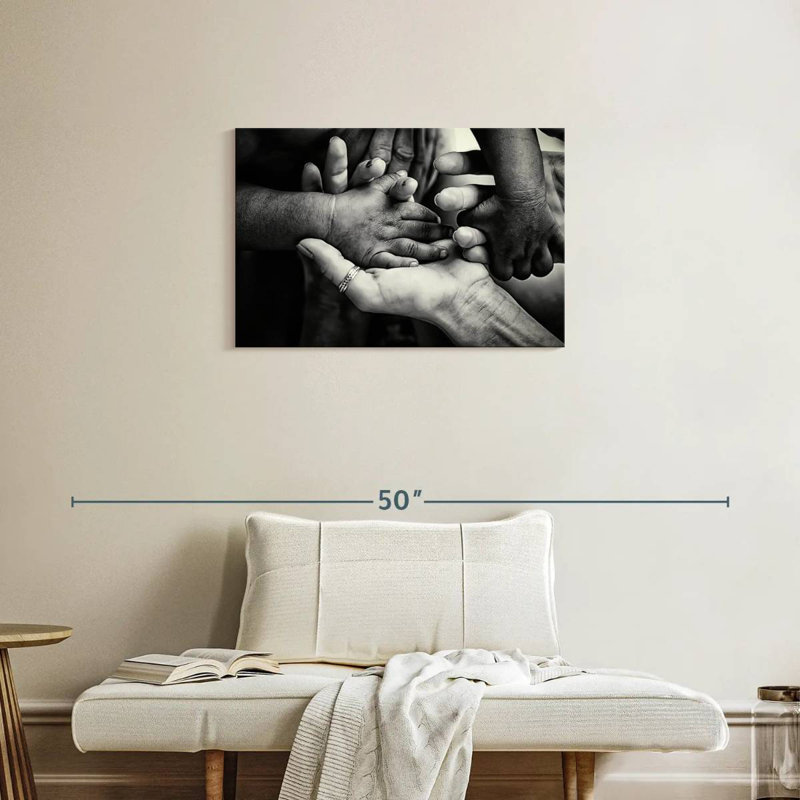 Leisha Family Hands BW, H 20 po x l 30 po