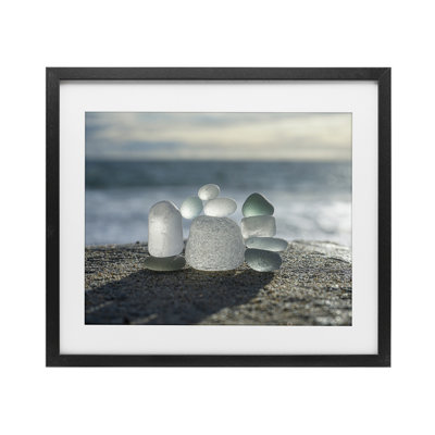 «Balancing Sea Glass Pebbles», reproduction sous verre encadrée, conception par LMarie Allen