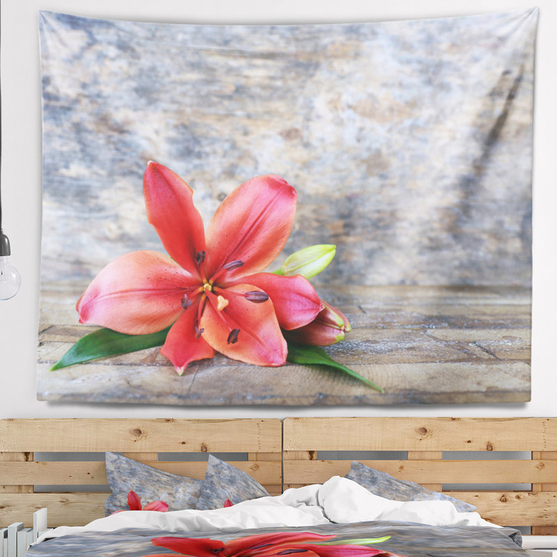 Tapisserie floral fleur lily rouge, H 32 po x l 39 po