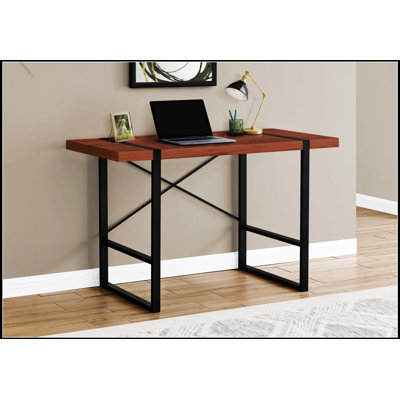 Bureau d'ordinateur de style industriel avec surface spacieuse et pieds en métal durables pour les bureaux à domicile modernes