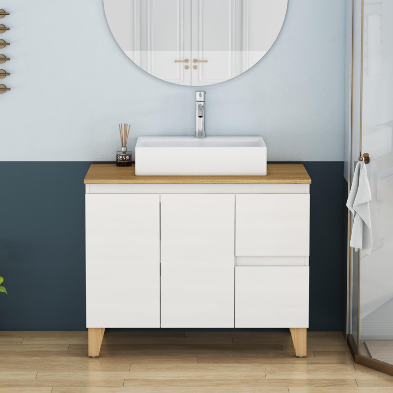Ensemble de meuble-lavabo moderne avec lavabo, portes et grand tiroir, système à clous doux, conception sans poignée, plateau et pieds en bois massif naturel, lavabo rond en céramique sur le comptoir, blanc brillant