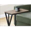 Élégante table d'appoint en forme de C pour le salon et la chambre à coucher, pour des collations et une utilisation latérale avec un design moderne.-735394574