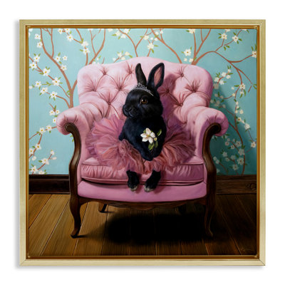 «Girlie Rabbit» dans un cadre flottant tutu, design par Lucia Heffernan
