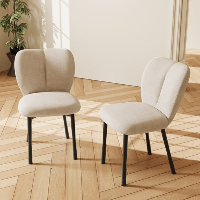 Ensemble de 2 chaises de salle à manger rembourrées modernes, chaises d'appoint en tissu de lin beige avec dossier à pétales fendus, pieds en acier au carbone, chaises de salle à manger sans accoudoirs faciles à assembler pour la cuisine et la salle à manger