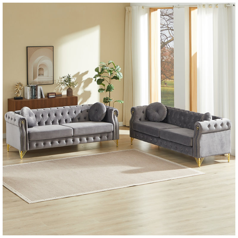 Élégant ensemble de canapé Chesterfield en velours gris avec capitonnage à boutons profonds, accents en cuivre et pieds en métal doré - Mobilier de salon moderne et luxueux