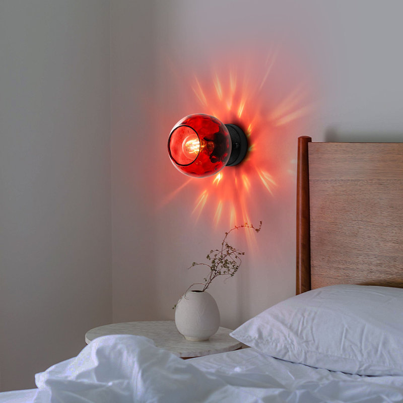 Lampe murale Celinda, rouge et noir, 5,9 x 7,1 x 5,9 pouces | Corps en métal durable, capuchon en verre | Douille E27, 40 W maximum (ampoule non incluse) | Certifié IP20, parfait pour les salons et les chambres à coucher, solution d'éclairage de maison élégante