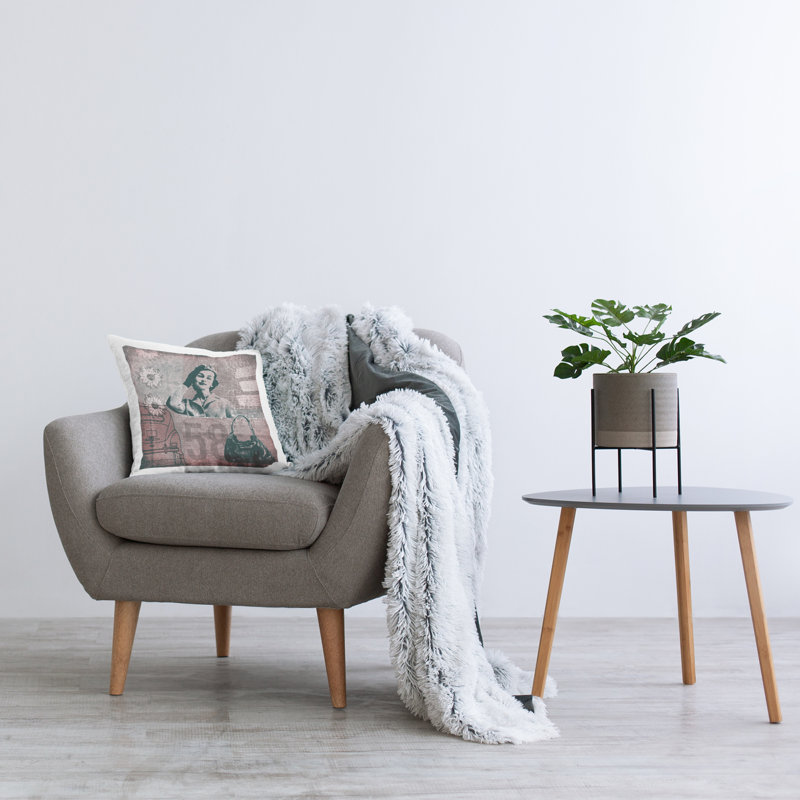 Coussin décoratif à imprimé floral rétro par Andrea Haase