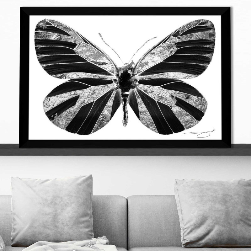 «Silver Butterfly (Horizontal)» par Jodi - impression, H 27,5 po x l 39,5 po x P 0,75 po, Cadre noir