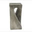 Table d'appoint d'extérieur, table de bout en forme de torsion, table d'appoint décorative, table de tabouret de jardin pour terrasse de balcon, bord de piscine, béton léger, texture semblable au bois-131680257-131680258-131680260