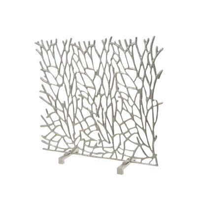 Le pare-étincelles en métal Ashely Aaluminium mesure L 35 po x l 10 po x H 33,5 po et pèse 15,5 lb.