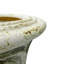 Pot de fleurs en calice avec trous de drainage et détails antiques-437875441