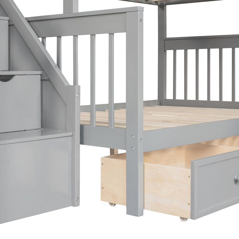 Lit superposé simple au-dessus d'un lit double gris avec 3 tiroirs et escalier. Structure solide en bois massif. Rangement supplémentaire. Garde-corps pour. 118,3 x 96,8 x 61,2. Assemblage requis des tiroirs. Construire. Tablettes de rangement. Barrières de sécurité.