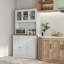 Armoire de cuisine polyvalente avec plusieurs options de rangement et un design élégant