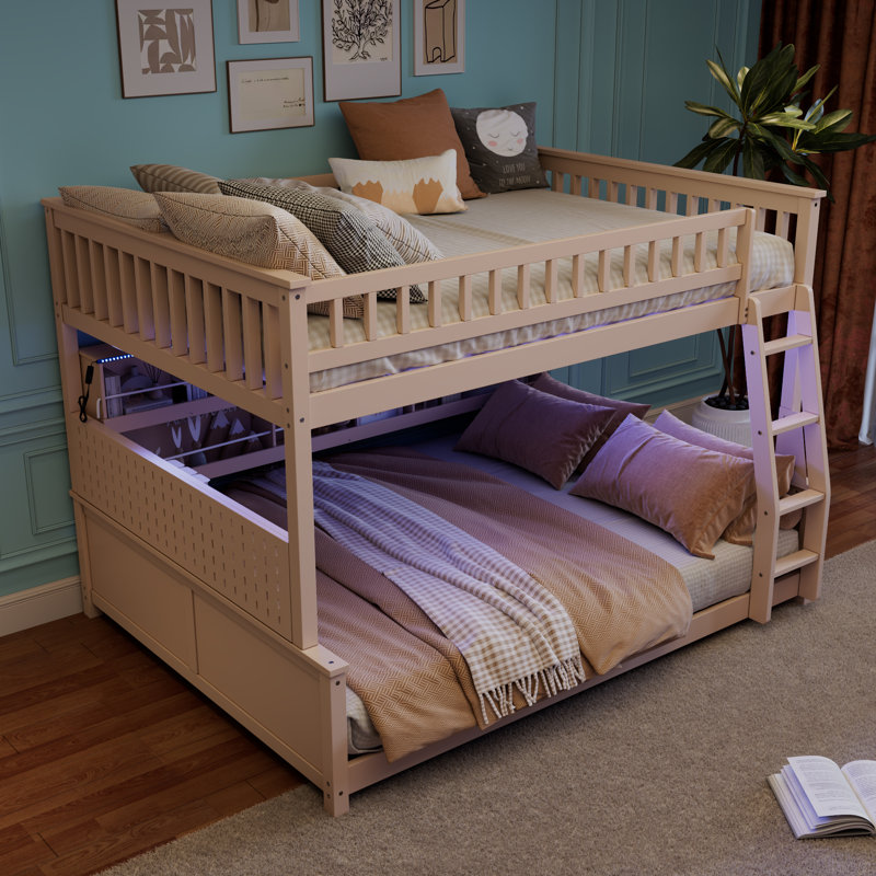 Lit double superposé au-dessus de grand lit double avec tablettes intégrées, lumières à changement de couleur et panneau perforé, beige
