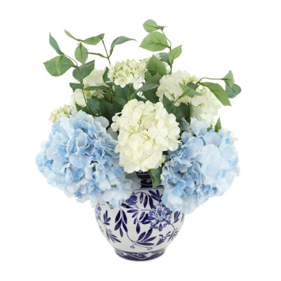 Hortensias disposés dans un vase décoratif