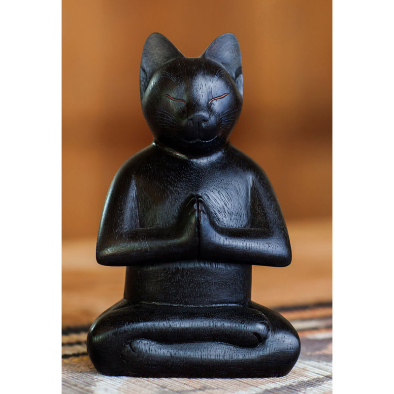 Figurine chat en méditation profonde