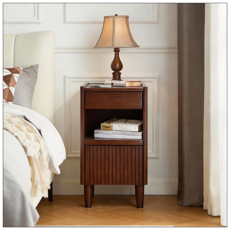 Table de chevet en bois robuste avec 1 tiroir et tablettes ouvertes pour un rangement compact et une décoration moderne