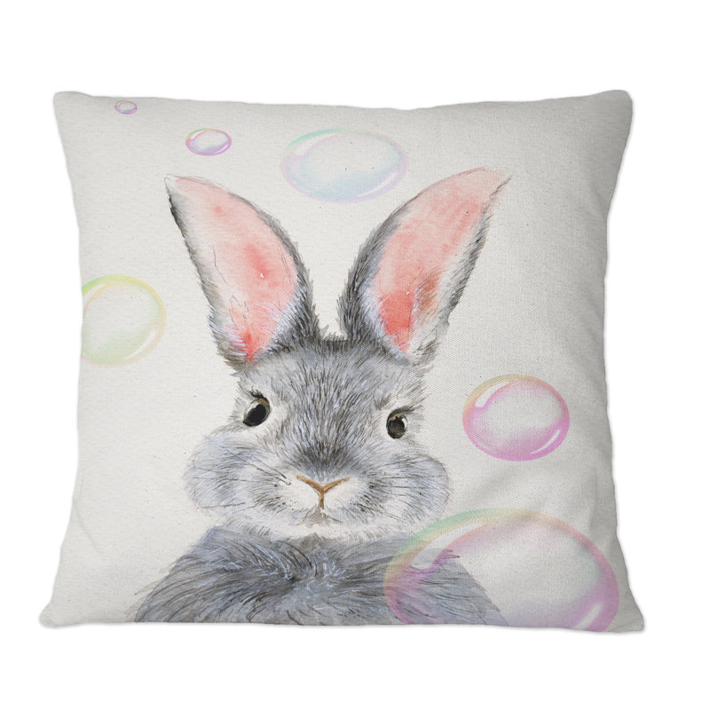 Joli lapin gris moelleux - Coussin décoratif à imprimé traditionnel, 18 po x 18 po