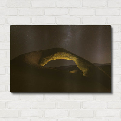 « Arche de Möbius rétroéclairée » par Shawn/Corinne Severn, décoration murale en métal doré, 91,4 cm x 61 cm