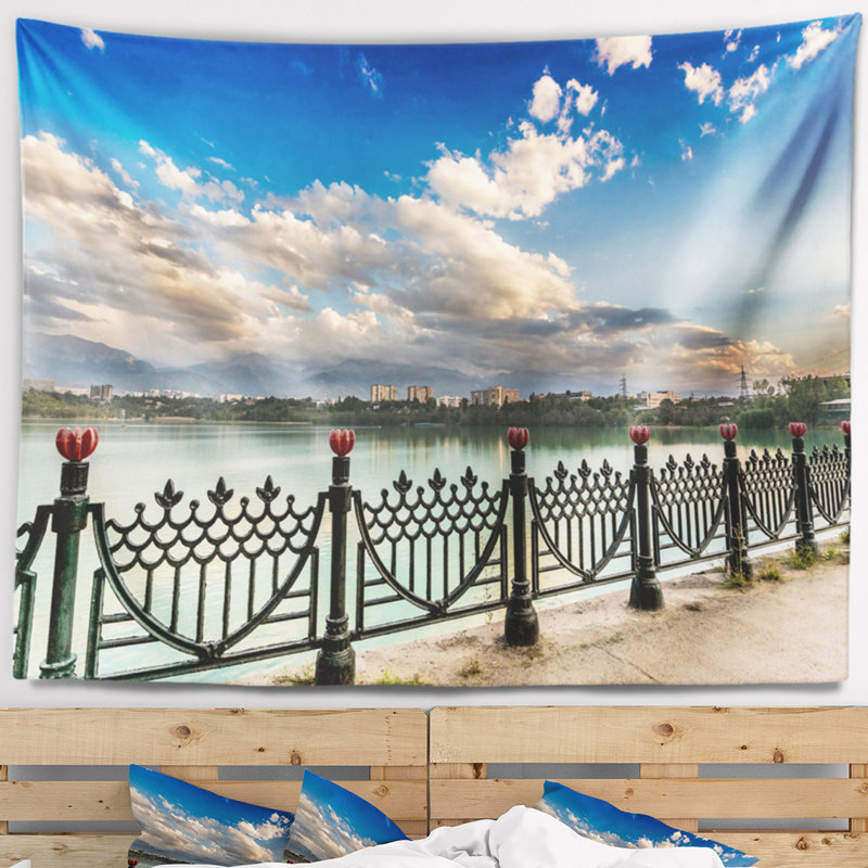 Tapisserie en polyester cityscape city sous les nuages avec accessoires suspendus inclus, H 32 po x l 39 po