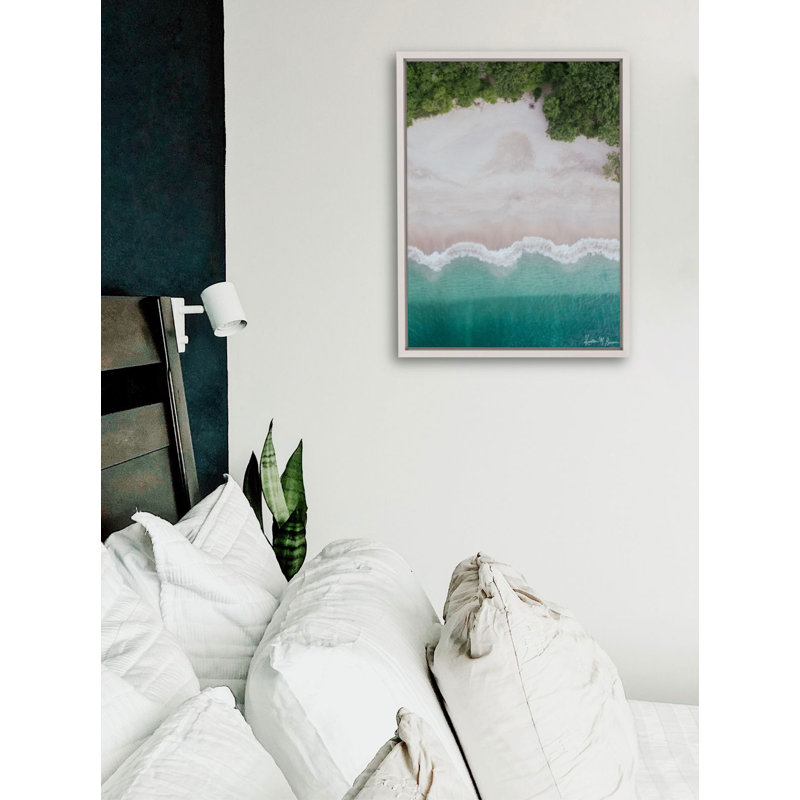 «Beach Day» par Kristen M. Brown, H 27,5 po x l 21,5 po x P 1,25 po, Toile avec cadre blanc