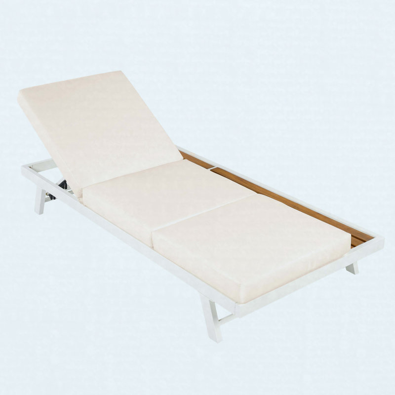 Ensemble de chaises longues d'extérieur en fer blanc et teck avec coussin crème de 3 pouces à 3 plis, dossier réglable et surface de rangement, fauteuil inclinable de patio de 400 lb