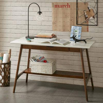Bureau Parker avec base en bois de pacanier et plateau blanc, avec une tablette inférieure pour le rangement et un assemblage facile