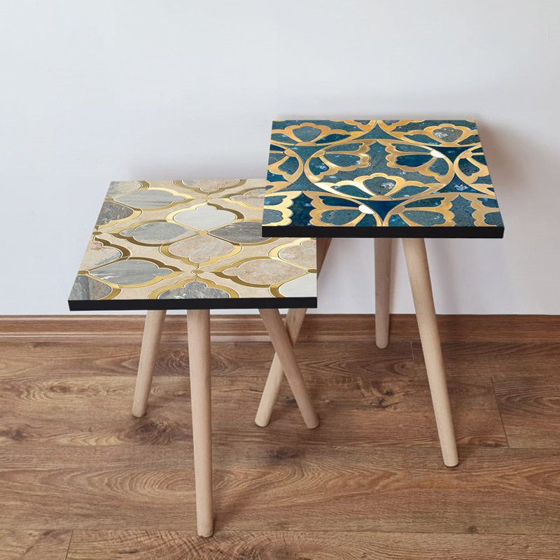 Ensemble de 2 tables gigognes Modernes, bleu marine et gris avec accents dorés et beiges, 13,8 po x 18,5 po x 13,8 po (plus grand) et 13,8 po x 16,5 po x 13,8 po (plus petit) | 100% panneau de fibres à densité moyenne avec pieds en bois de hêtre | Conception géométrique élégante pour les espaces contemporains