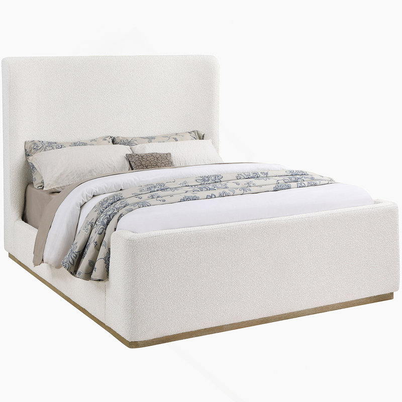 Lit-bateau tapissier luxueux avec base exposée offrant confort, style et durabilité pour une chambre à coucher relaxante
