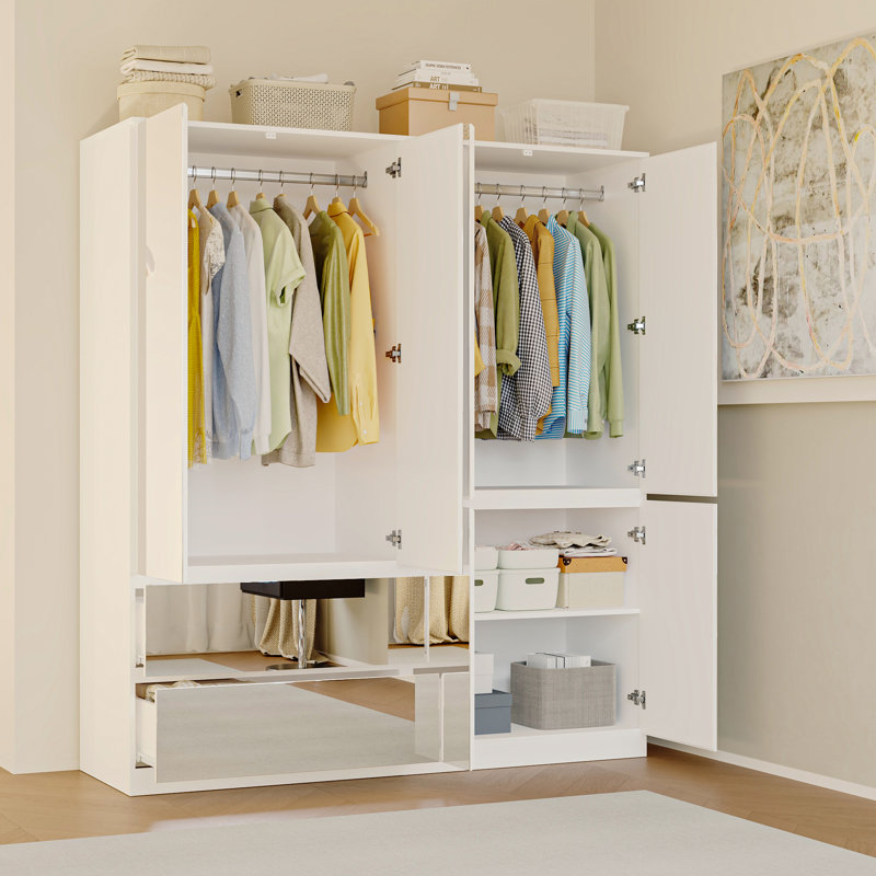 Armoire moderne avec panneaux de porte en miroir