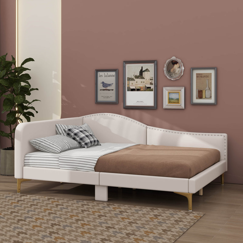 Un luxueux lit de jour rembourré avec une tête de lit élégante et des accoudoirs confortables, Beige